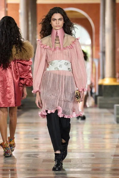 Look 17